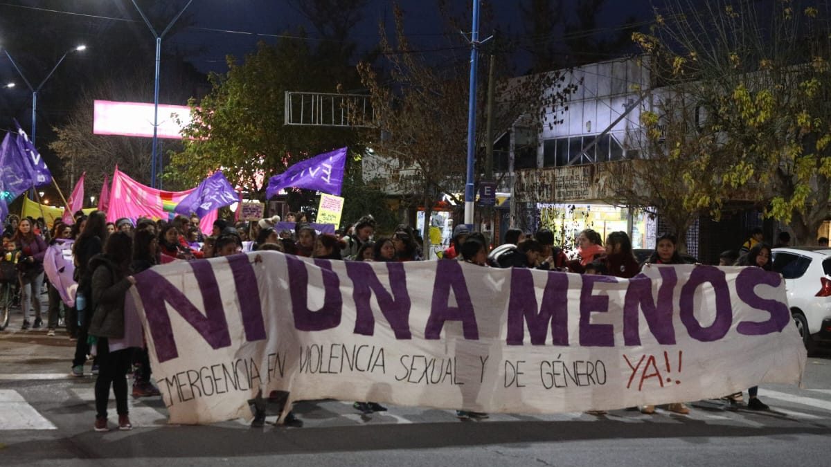 Miles de mujeres marcharin en Roca exigiendo el fin de la violencia de género en una nueva edición del Ni Una Menos. Foto Juan Thomes.
