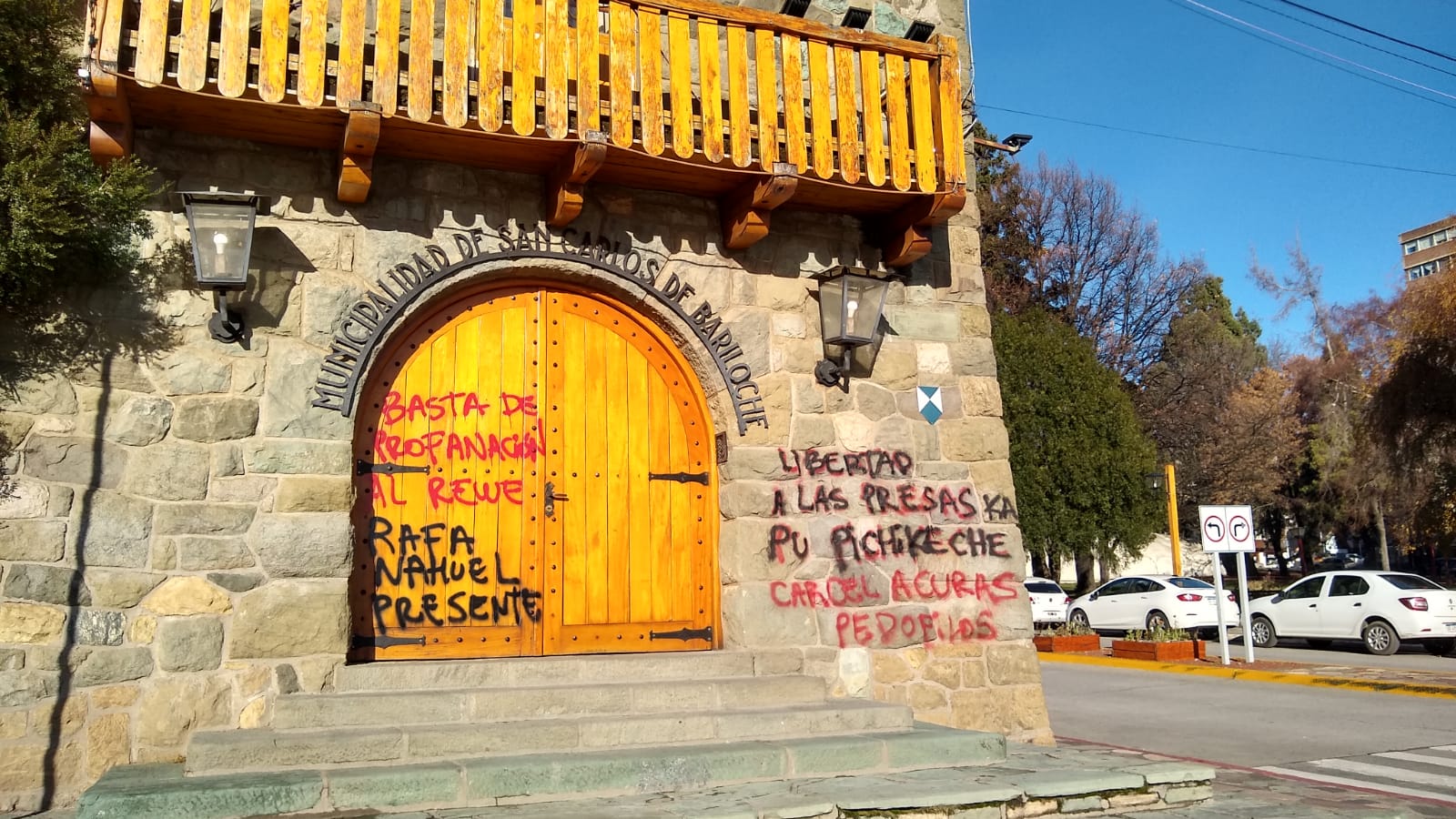 Consignas por la libertad de mujeres mapuches, por Justicia para Rafael Nahuel y contra los curas pedófilos, en la puerta de la Municipalidad de Bariloche. 