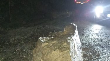 Rocas de gran tamaño obstruyeron el camino al cerro Tronador este sábado. Foto: Gentileza