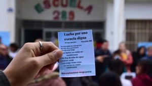 Padres de una escuela de Roca frenaron la protesta por inseguridad a la espera de respuestas