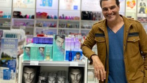 Centenario: Hernán Drago presentó línea de fragancias en sucursales de la cadena Global