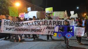 Cientos de estudiantes marcharon en «defensa de la educación pública» en Roca