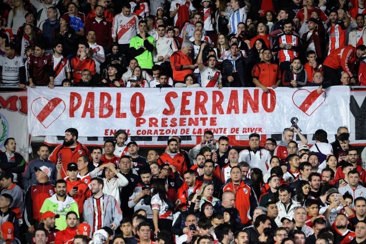 Una de las banderas en memoria de Serrano, ubicada en la tribuna desde donde cayó. Foto: El Gráfico. 