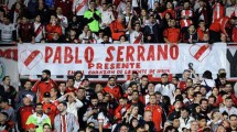 Imagen de El emotivo homenaje a Pablo Serrano, el hincha de River que murió al caer desde una tribuna