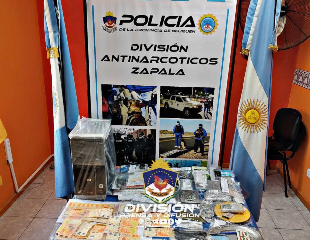 Tres hombres fueron detenidos en Zapala por la causa de narcotráfico. (Prensa Policía)