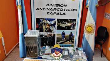 Tres hombres fueron detenidos en Zapala por la causa de narcotráfico. (Prensa Policía)