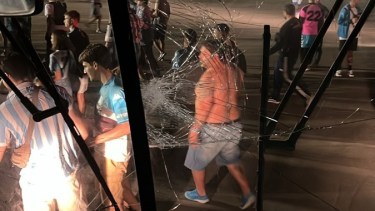 Los colectivos recibieron piedrazos, botellazos y hasta disparos, denunciaron los hinchas de Racing. Foto: Twitter Leandro Belli.