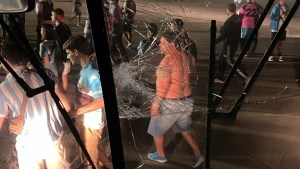Video: atacaron a tiros y piedrazos los micros de los hinchas de Racing en la llegada al Maracaná