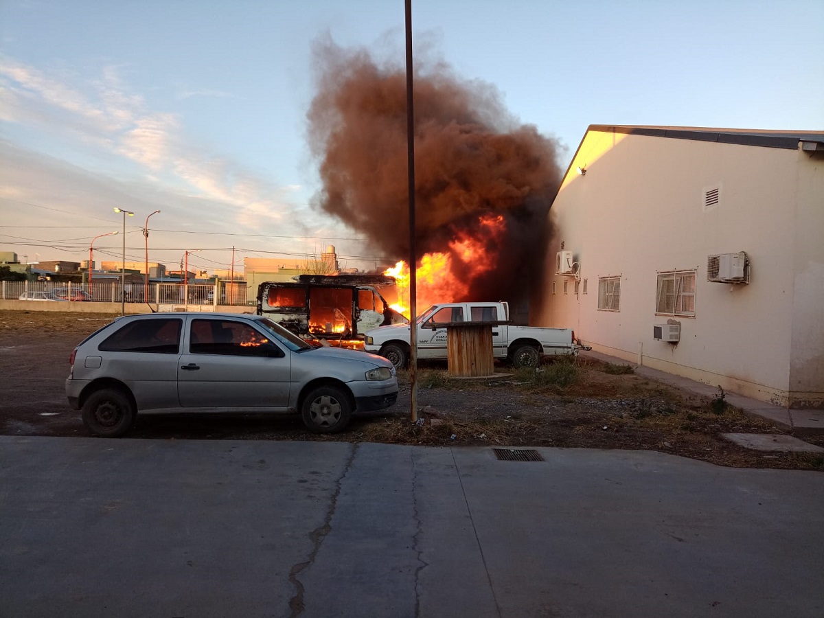 El incendio de las ambulancias ocurrió en el hospital de Cipolletti durante este viernes. Foto: Gentileza.