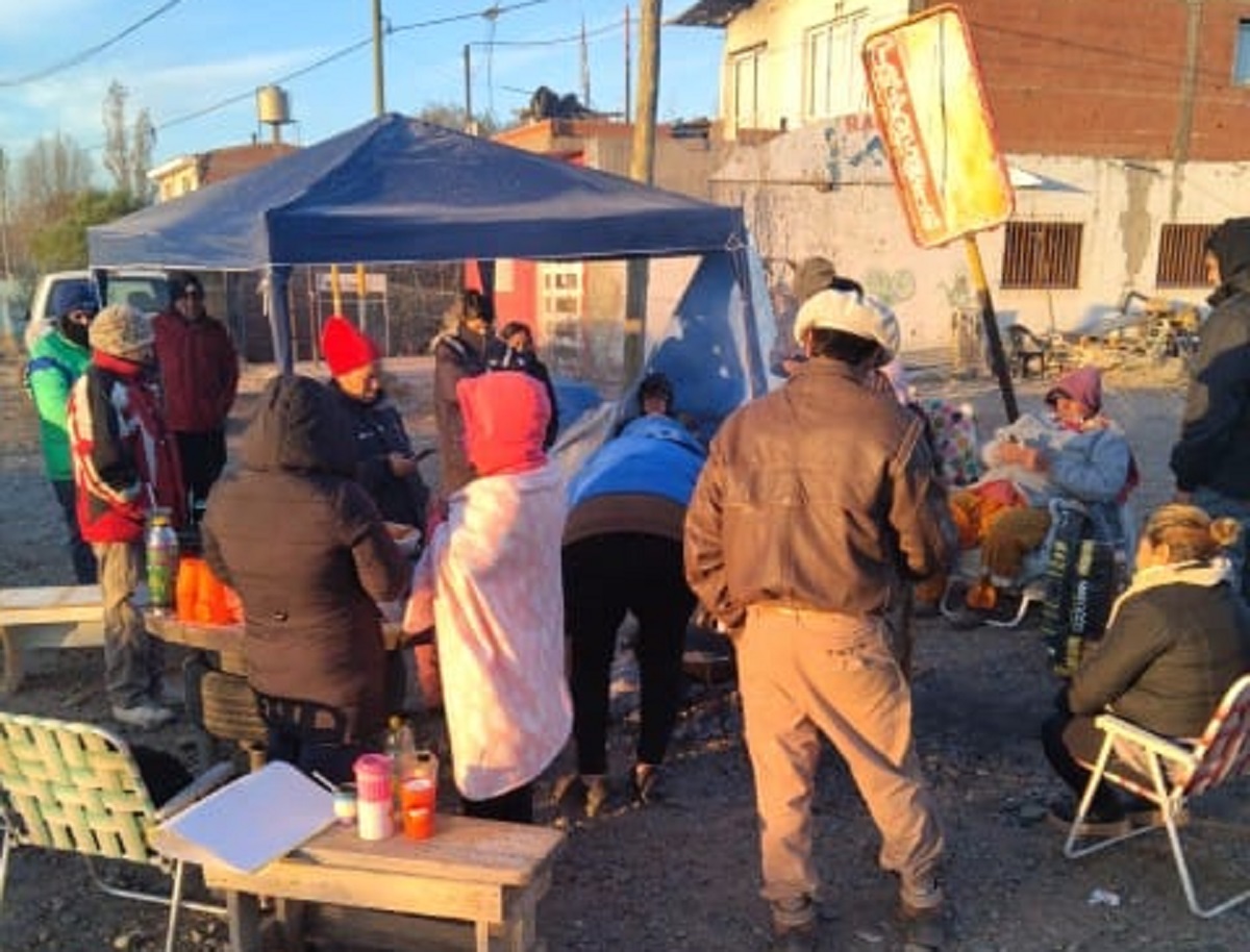 Vecinos de la isla Jordán cortan el puente la zona exigiendo respuestas de la municipalidad de Cipolletti. Foto: Gentileza.