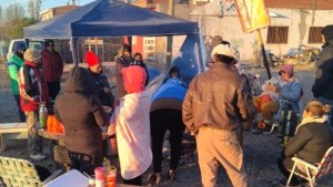 Vecinos de la isla Jordán continúan con el reclamo: acampan a la espera de respuestas