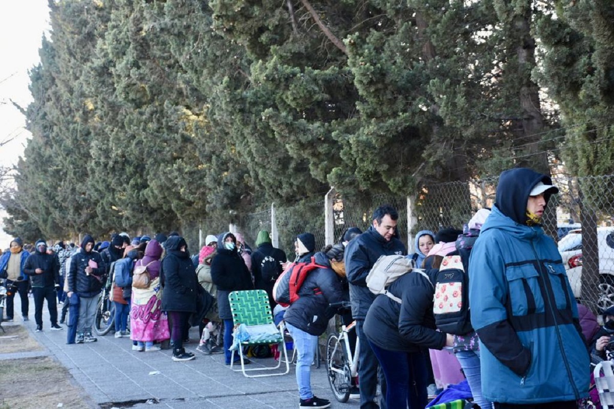 Las filas para inscribirse para cubrir puestos de porteros en escuelas de Neuquén rodean el CPE. Foto: Matías Subat. 