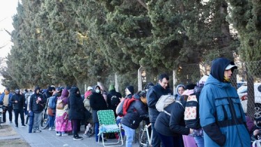 Las filas para inscribirse para cubrir puestos de porteros en escuelas de Neuquén rodean el CPE. Foto: Matías Subat. 