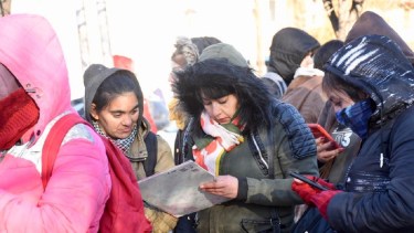 Demanda laboral: filas para inscribirse para cubrir puestos de porteros en escuelas de Neuquén, en junio pasado. Foto: Matías Subat. 