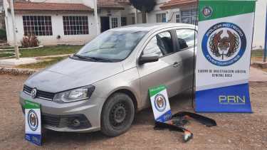 Allanaron tres domicilios y encontraron un auto robado, en Allen