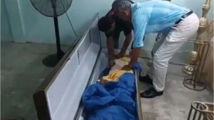 Video: una mujer declarada muerta despertó durante su propio velorio, en Ecuador
