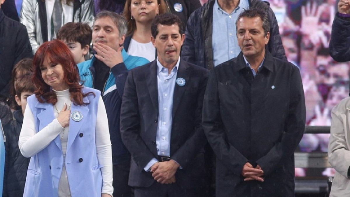 Cristina Kirchner junto a Wado de Pedro y Sergio Massa, en el acto del pasado 25 de mayo. Foto: Gentileza Telefe Noticias. 