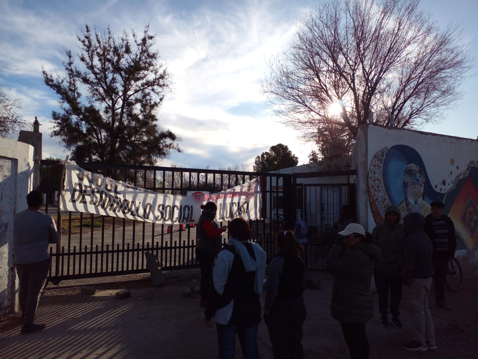 Manifestantes en los portones de Desarrollo Social y Trabajo de Neuquén (gentileza)