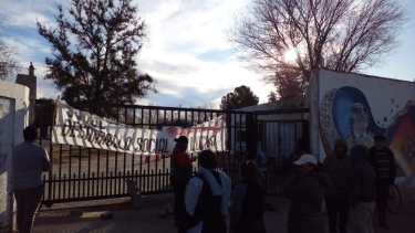 Manifestantes en los portones de Desarrollo Social y Trabajo de Neuquén (gentileza)