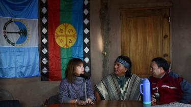 La rectora Gentile y el vicerrector Osovnikar, junto al werken de la Confederación Mapuche, Jorge Nahuel. Foto Matías Subat.