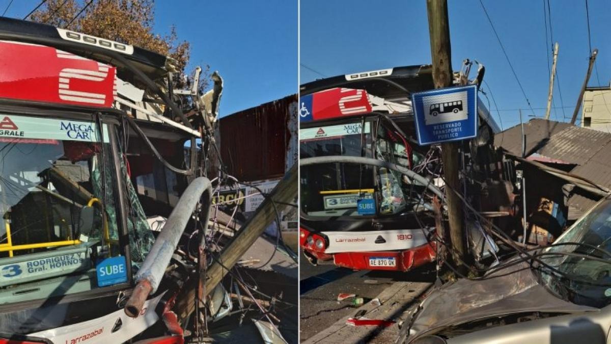 En su recorrido, el colectivo impactó además contra un camión y puesto de diarios. Foto: NA. 