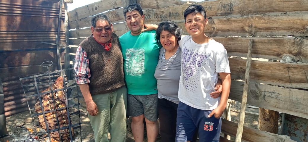 Margarita Ramírez del paraje San Ignacio junto a parte de su familia. Foto: gentileza.