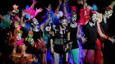 Celia Eymann, al frente de la murga "La Bufona", de Neuquén. (Foto: Ricardo Edelstein)