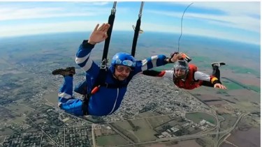Vaccaro (Izquierda) murió este domingo tras saltar en paracaídas, actividad que frecuentaba. Foto: Infobae. 