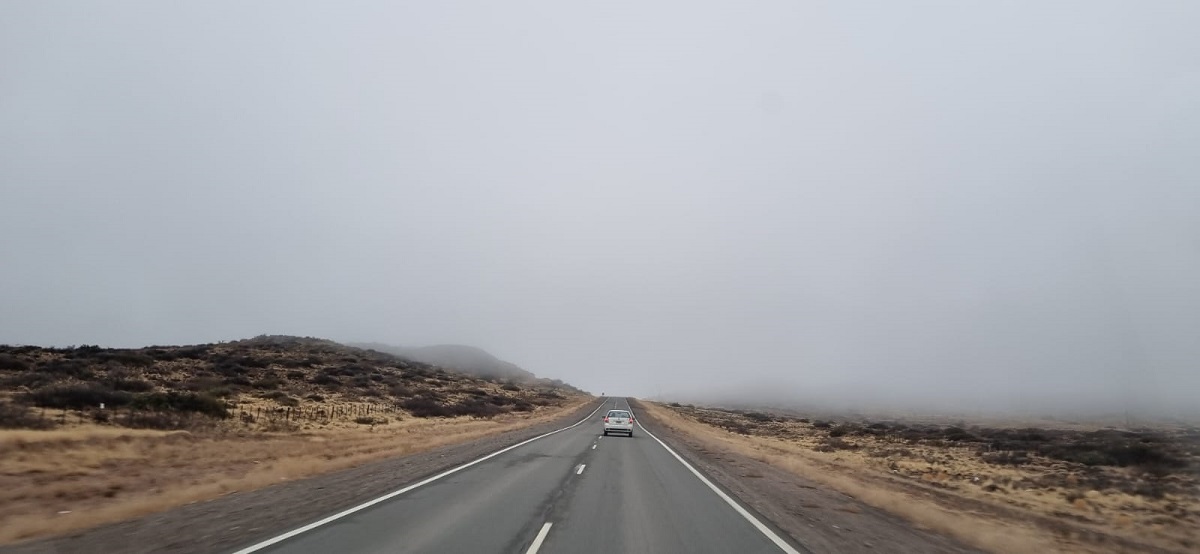 La niebla fue la constante en varias rutas de Neuquén. Foto: Gentileza Defensa Civil. 