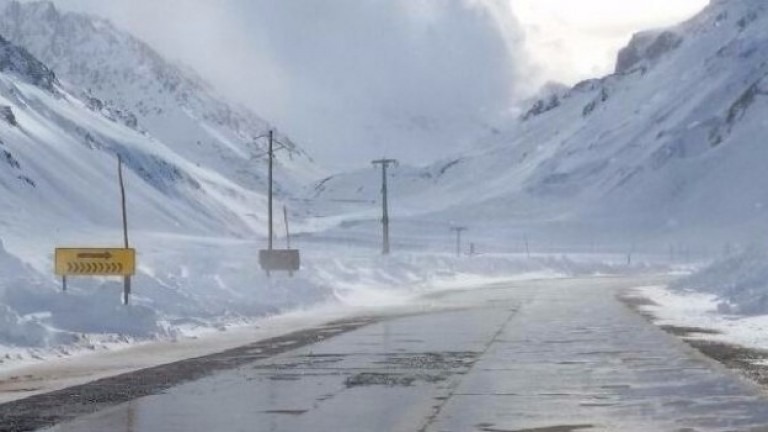 El pronóstico de intensas nevadas obligó a cerrar el Paso Cristo Redentor hasta el próximo domingo. Foto: NA. 