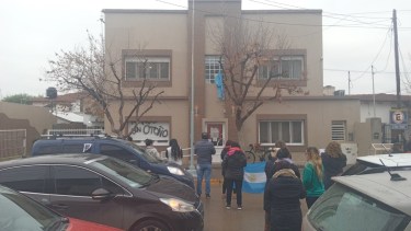 Una de las paradas de la marcha por seguridad fue la municipalidad de Fernández Oro. Foto Archivo.  