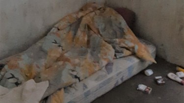 Así dormía Enzo Monsalve en la celda de castigo, de un metro por dos metros. (Gentileza)