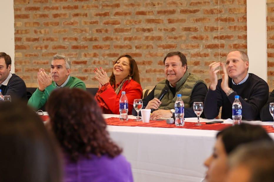 La gobernadora de Río Negro Arabela Carreras y el gobernador electo Alberto Wretilneck durante el encuentro partidario en Fernández Oro (gentileza) 