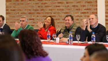 La gobernadora de Río Negro Arabela Carreras y el gobernador electo Alberto Wretilneck durante el encuentro partidario en Fernández Oro (gentileza) 