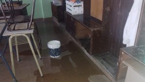 Lluvia, filtraciones, cortocircuitos y suspensión de clases en Bariloche