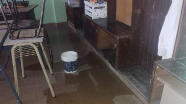 Los charcos de agua adentro de las aulas de la Escuela 295 con las últimas lluvias de Bariloche. Foto: gentileza