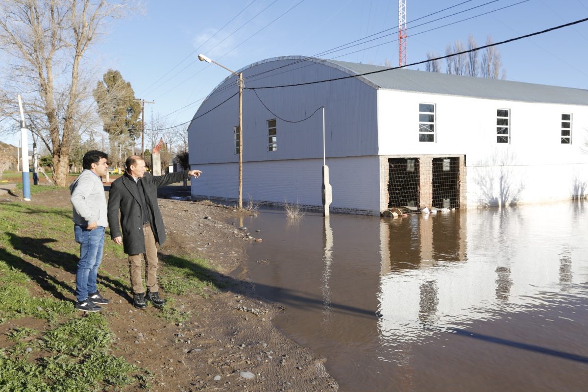 El gobernador Omar Gutiérrez recorre Sauzal Bonito tras la inundación. Foto: gentileza gobierno.