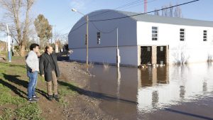 Omar Gutiérrez recorre Sauzal Bonito para evaluar los daños del temporal de lluvia