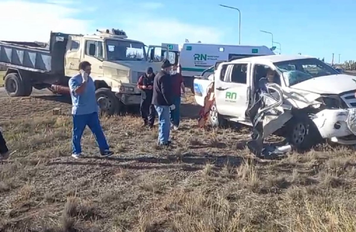 El accidente entre la camioneta de Vialidad Rionegrina y un camión se produjo en la rotonda de General Conesa. Gentileza: Conesa Informa Hoy.