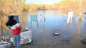 Piden donaciones para las personas evacuadas por la crecida del río en Cipolletti