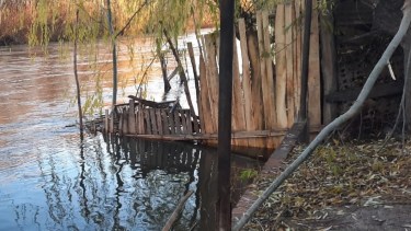 Vecinos de la zona filmaron la llegada del agua a sus viviendas. Foto: Gentileza.