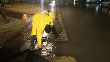 Personal municipal trabajó durante el temporal en Roca. Foto gentileza