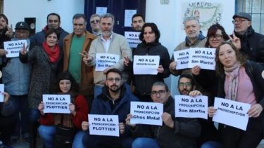 La disidencia a la conducción de Darío Martínez se manifestó en la sede de PJ capitalino, donde funciona la Junta Electoral partidaria (gentileza)
