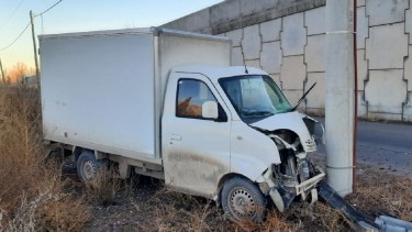 Un camión colisionó con una columna de media tensión. Foto; gentileza.