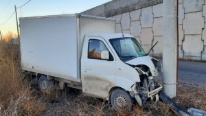 Un sector de Fernández Oro quedó sin luz porque un camión chocó un poste de media tensión