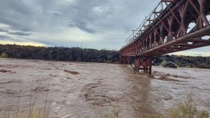 Evacuados e inundación en zona petrolera: qué está pasando por la crecida del río Colorado
