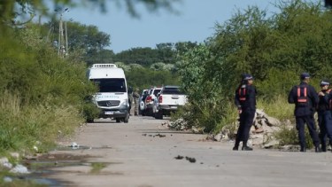 Autoridades policiales y judiciales investigan el hallazgo de prendas quemadas en el barrio Emerenciano Sena, en relación a la desaparición de Cecilia Strzyzowski en Chaco. Foto Télam.