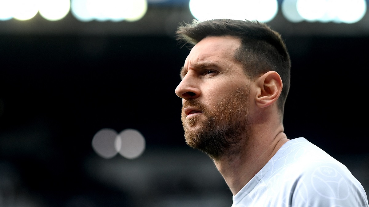 El futuro de Lionel Messi en el fútbol está en juego mientras evalúa opciones para su próximo destino. Barcelona, Inter Miami y Al Hilal esperan la decisión del astro argentino. Foto AFP.