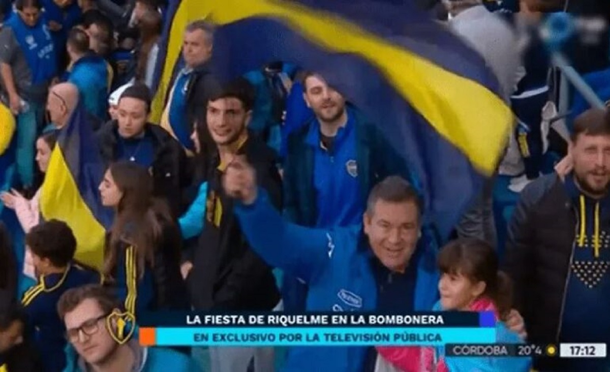 Miguel Abbondándolo fue visto flameando una bandera de Boca en la despedida de Riquelme