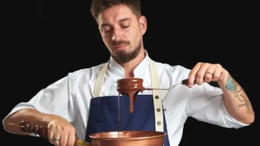 Pablo Remaggi en plena elaboración de alfajores.